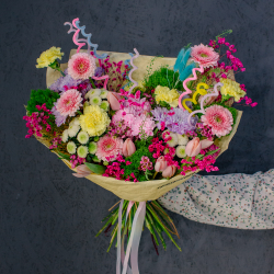 139. Стильный дизайнерский дофаминовый букет