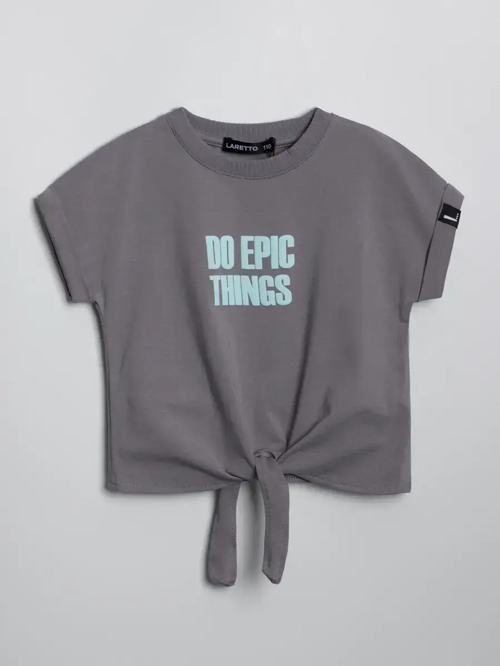 Серый костюм для девочки на лето