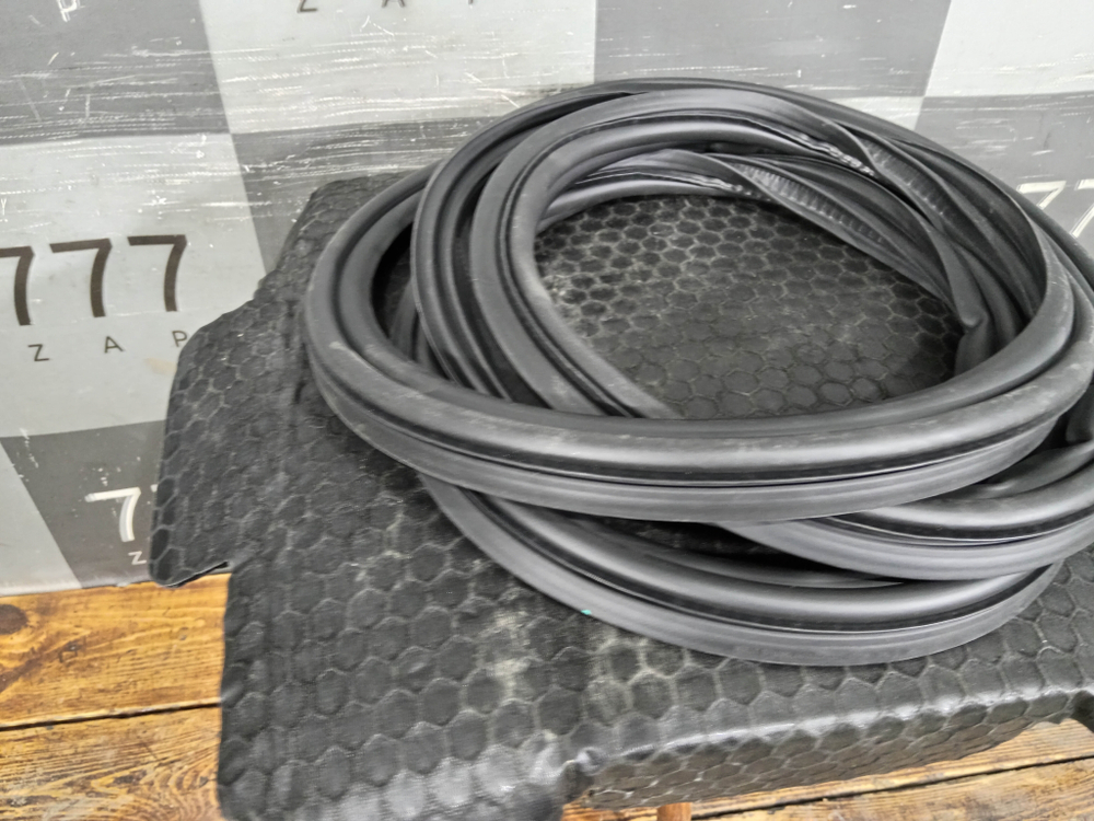 Уплотнитель крышки багажника Geely Tugella 19-нв Б/У Оригинал 5062532600