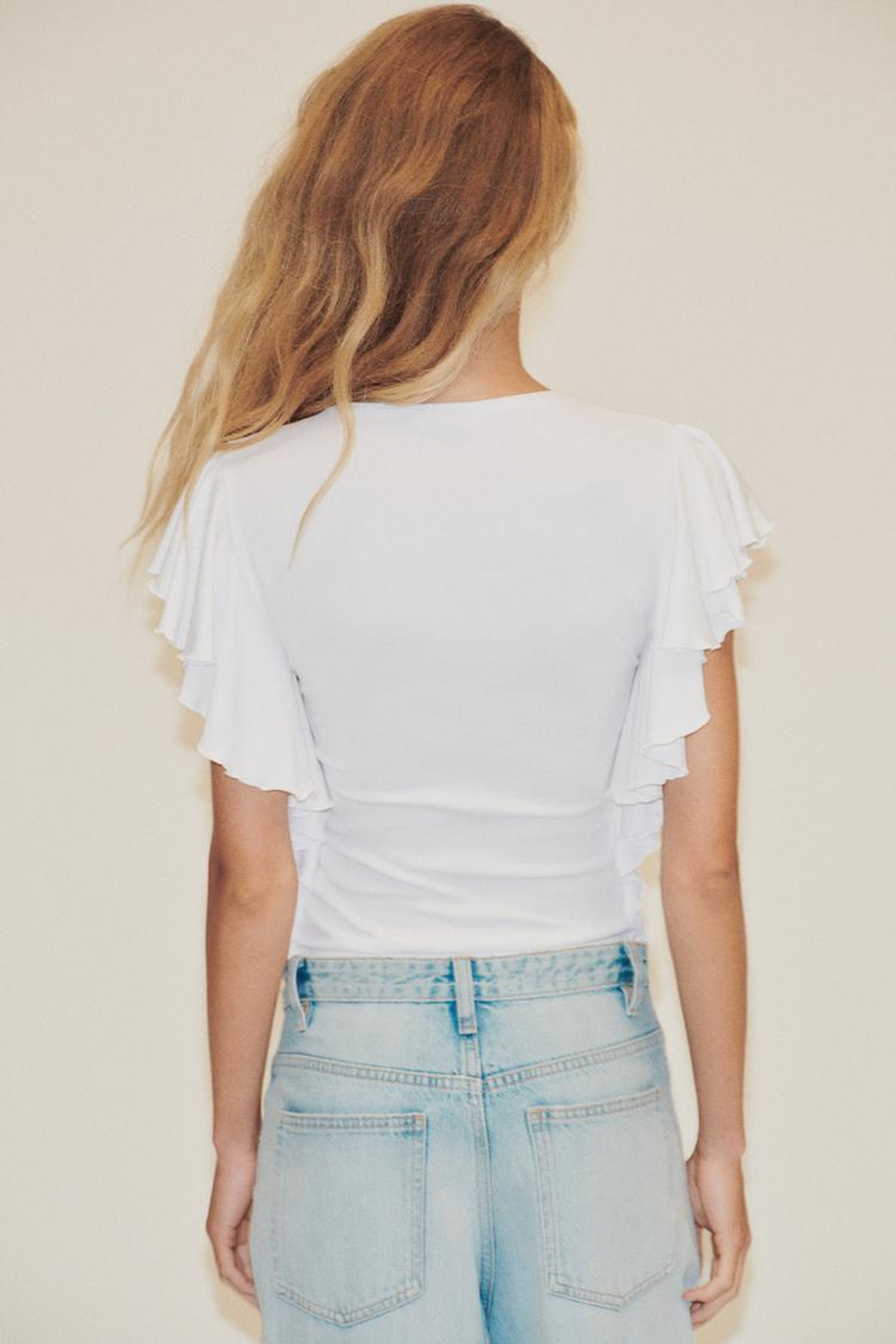 ZARA ФУТБОЛКА С РУКАВАМИ-ВОЛАНАМИ, БЕЛЫЙ