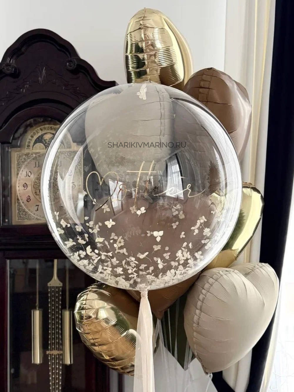 Композиция «Нежная признательность»: шар‑баблс с гортензией и фонтаном из сердец