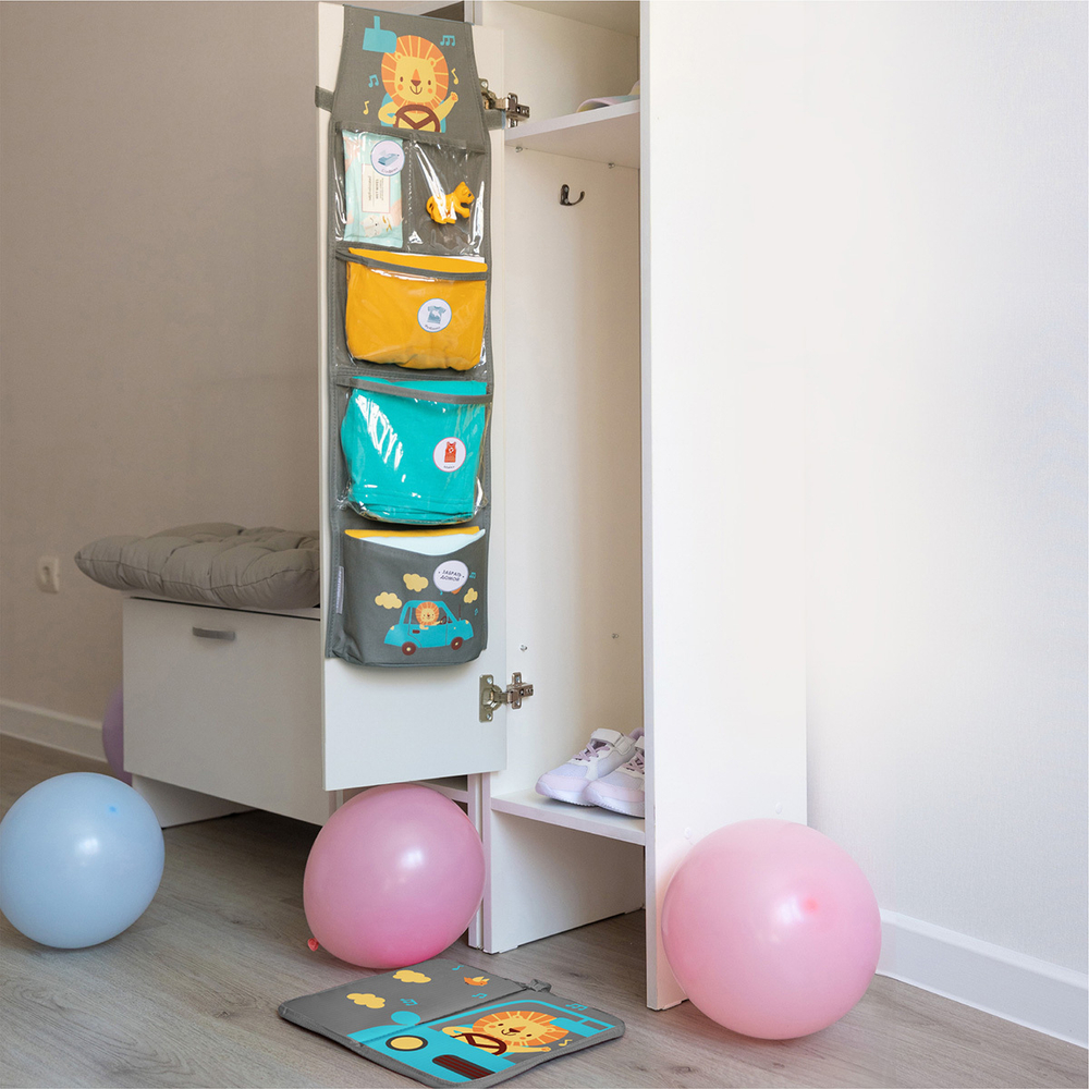 Коврик в садик для переобувания 30х36 см, Львенок в машинке (серый)