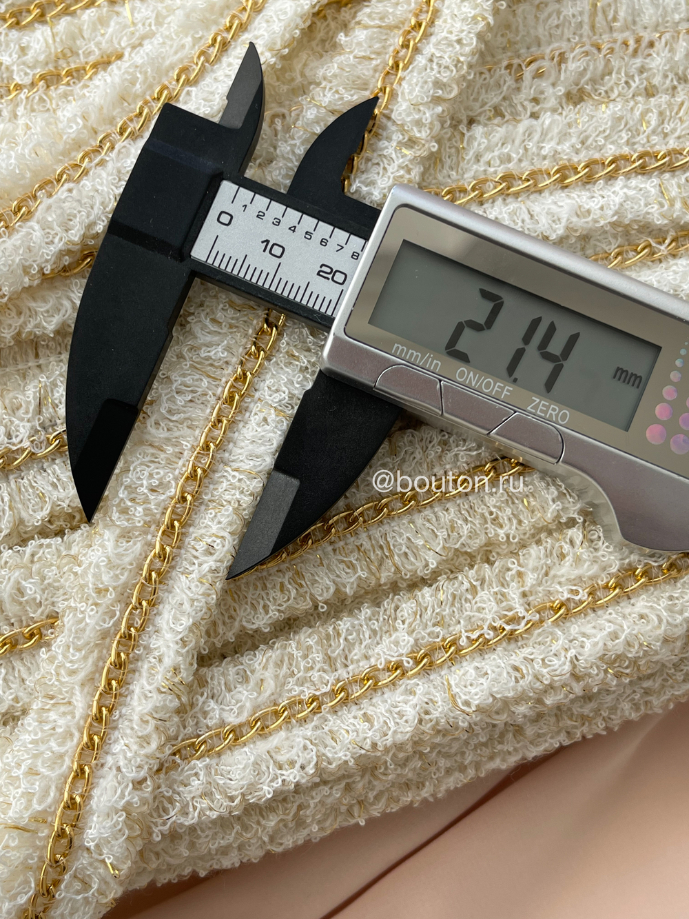 Тесьма бежевая с золотистой цепью