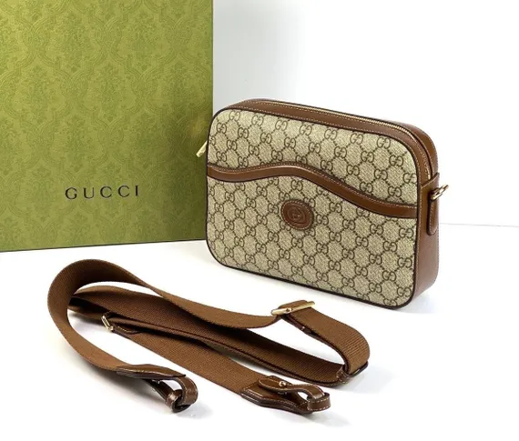Сумка-мессенджер Gucci с переплетенными буквами G бежевый