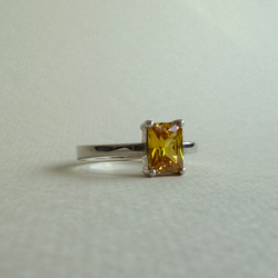 кольцо еще ярче с желтым фианитом