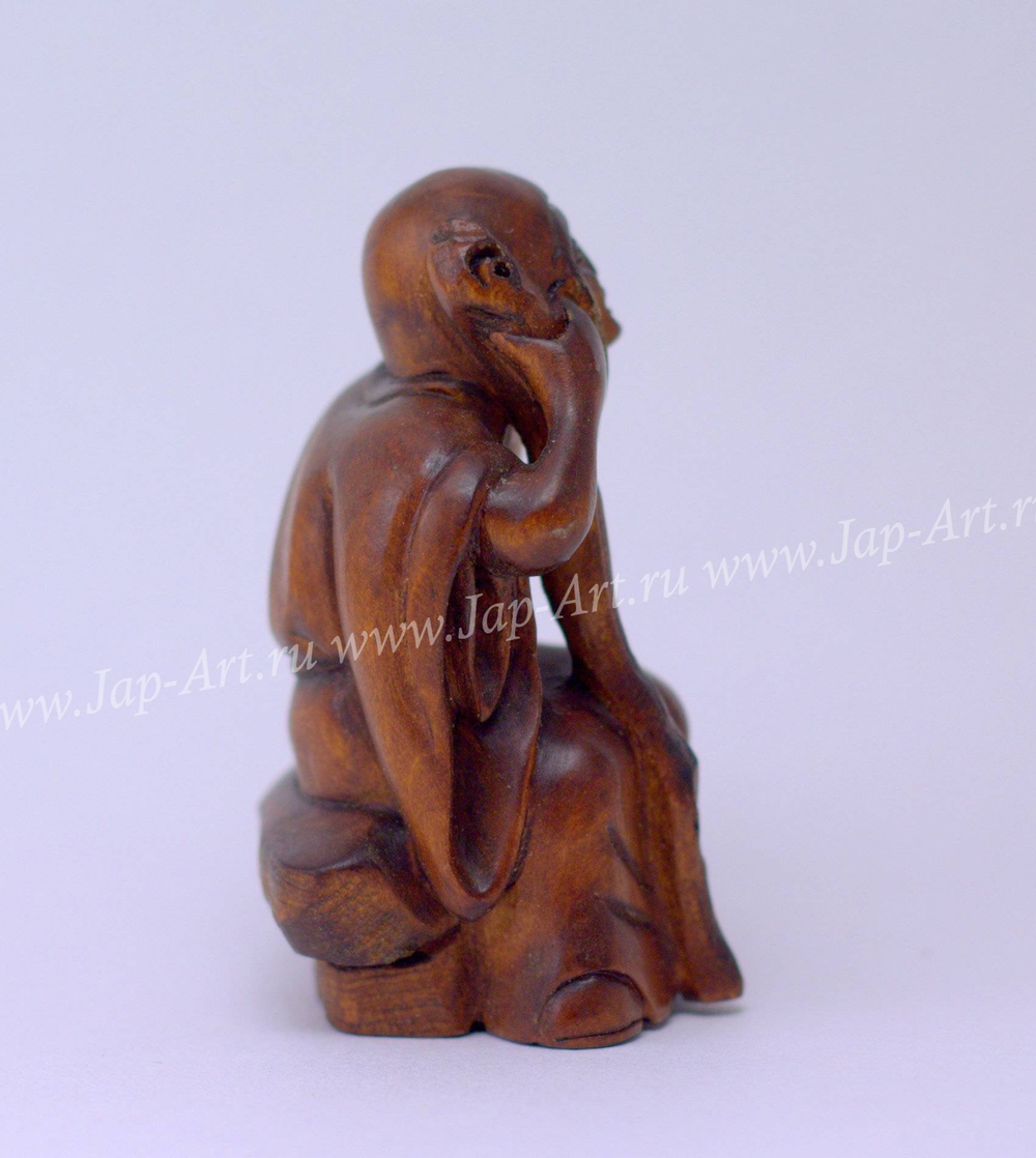 Нэцкэ Монах присел на камень