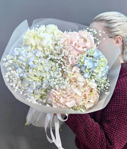 Букет с 5 гортензиями mix
