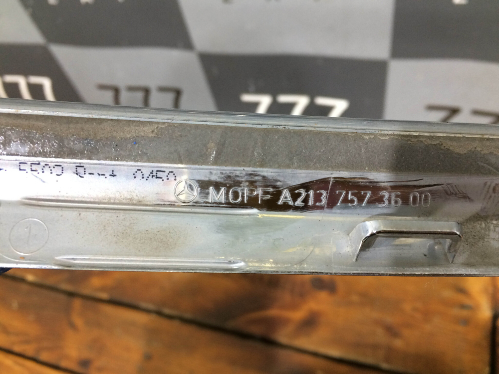 Накладка крышки багажника Mercedes E (W213) 20-нв Б/У Оригинал A2137573600