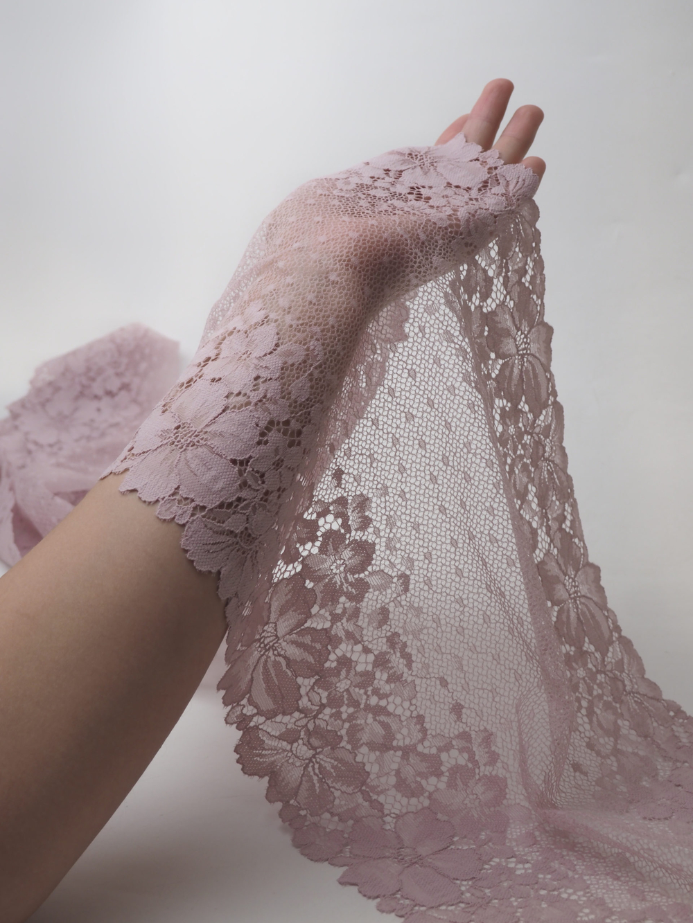 Эластичное кружево пудрово-лиловое ширина 22.5 см