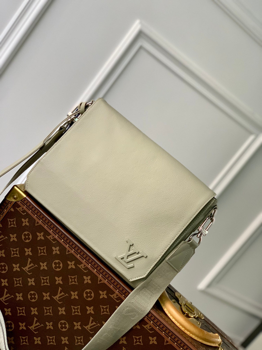 Louis Vuitton Takeoff Messenger