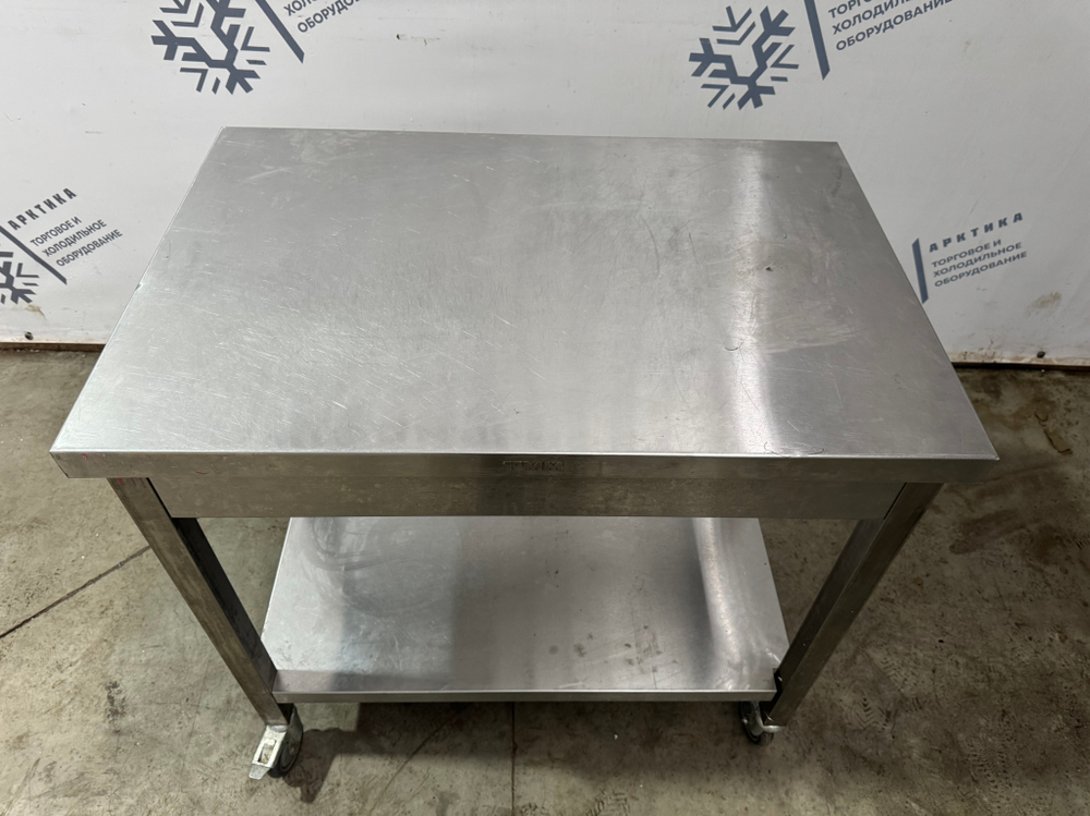 Стол из нержавеющей стали с полкой без борта 900х600х850 (на колесах )