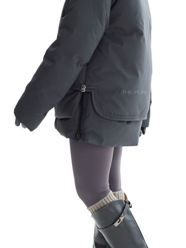 Черный пуховик с акцентной молнией