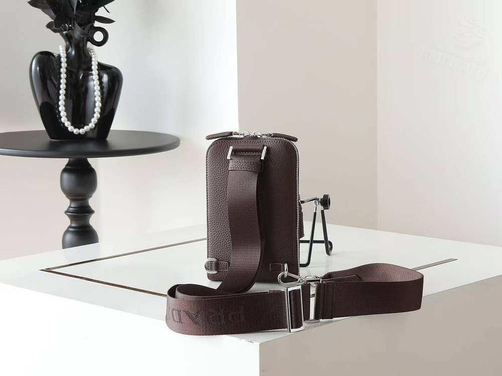 Нагрудная сумка-слинг Prada