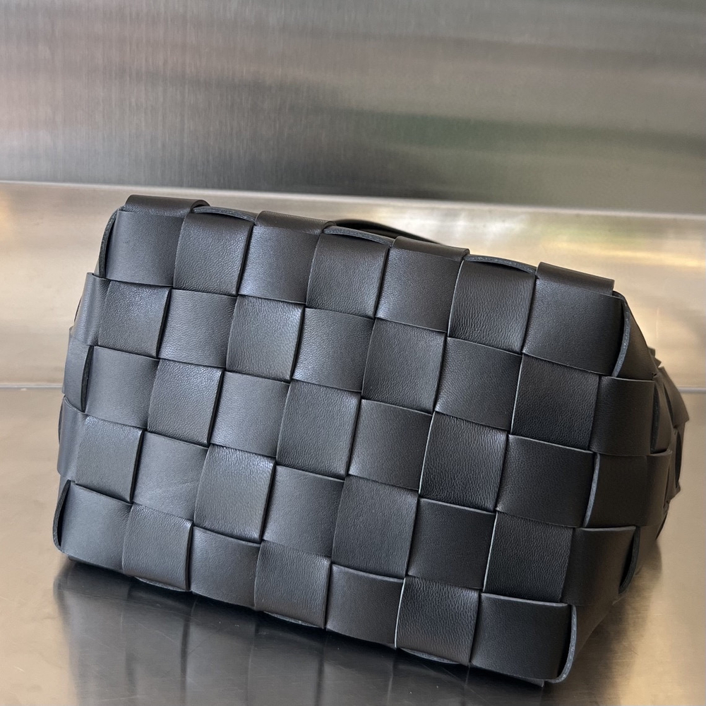 Bottega Veneta Small Bowling Cassette 22 cm