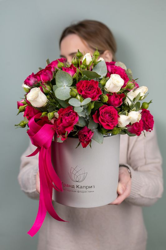 Композиция из кустовой розы микс Сноу Блоссомс и Черри Блоссомс с эвкалиптом