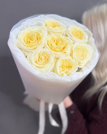 Букет из 7 ароматных пионовидных роз "Candlelight"