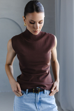 Блуза-топ из вискозы со стойкой коричневый