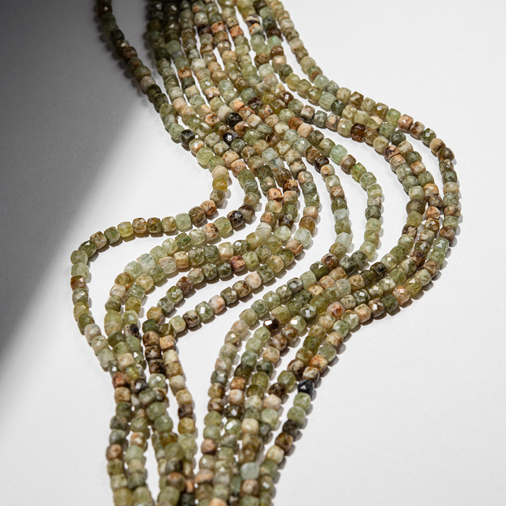 Гроссуляр (зеленый гранат) натуральный, куб 4,3мм, микроогранка