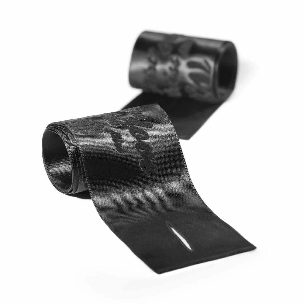 Эротический набор Instruments of Pleasure с пуховкой (Цвет: черный)