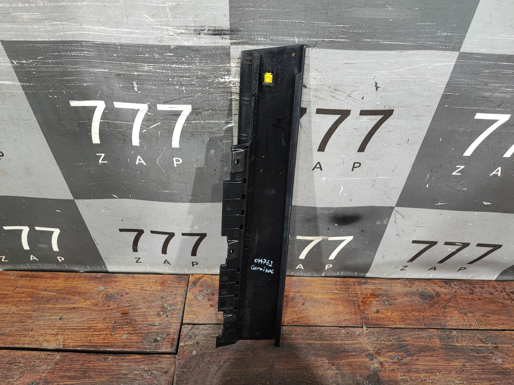 Накладка двери передней правой Kia Carnival 4 (KA4) 20-нв Б/У Оригинал 82260R0000