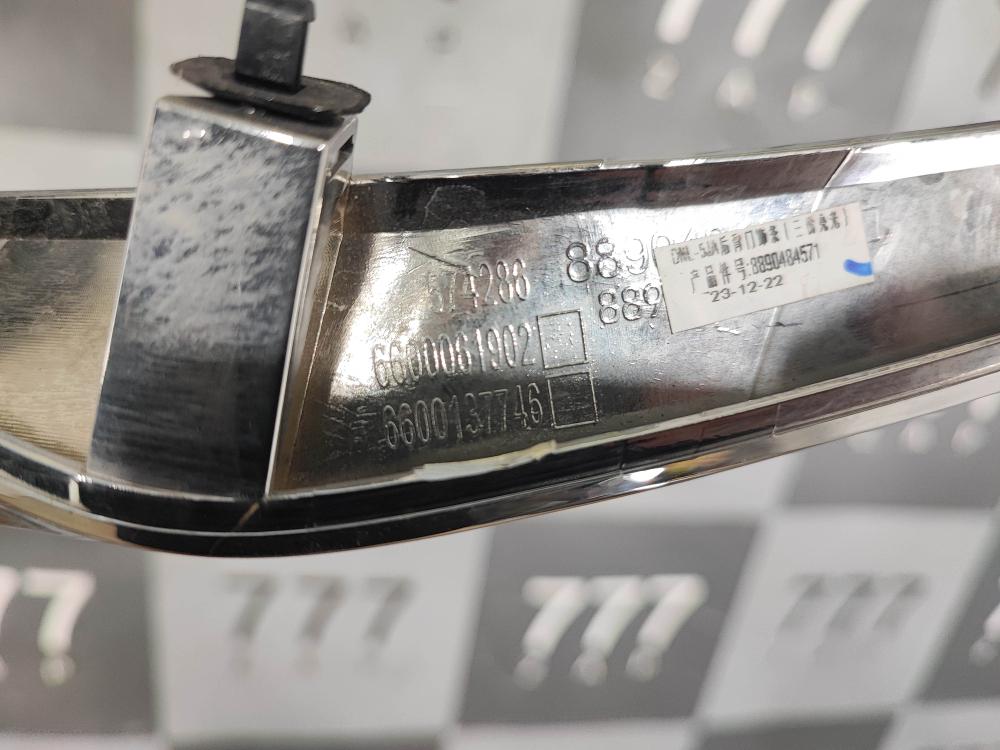 Накладка крышки багажника Geely Tugella 19-нв Б/У Оригинал 5062040200