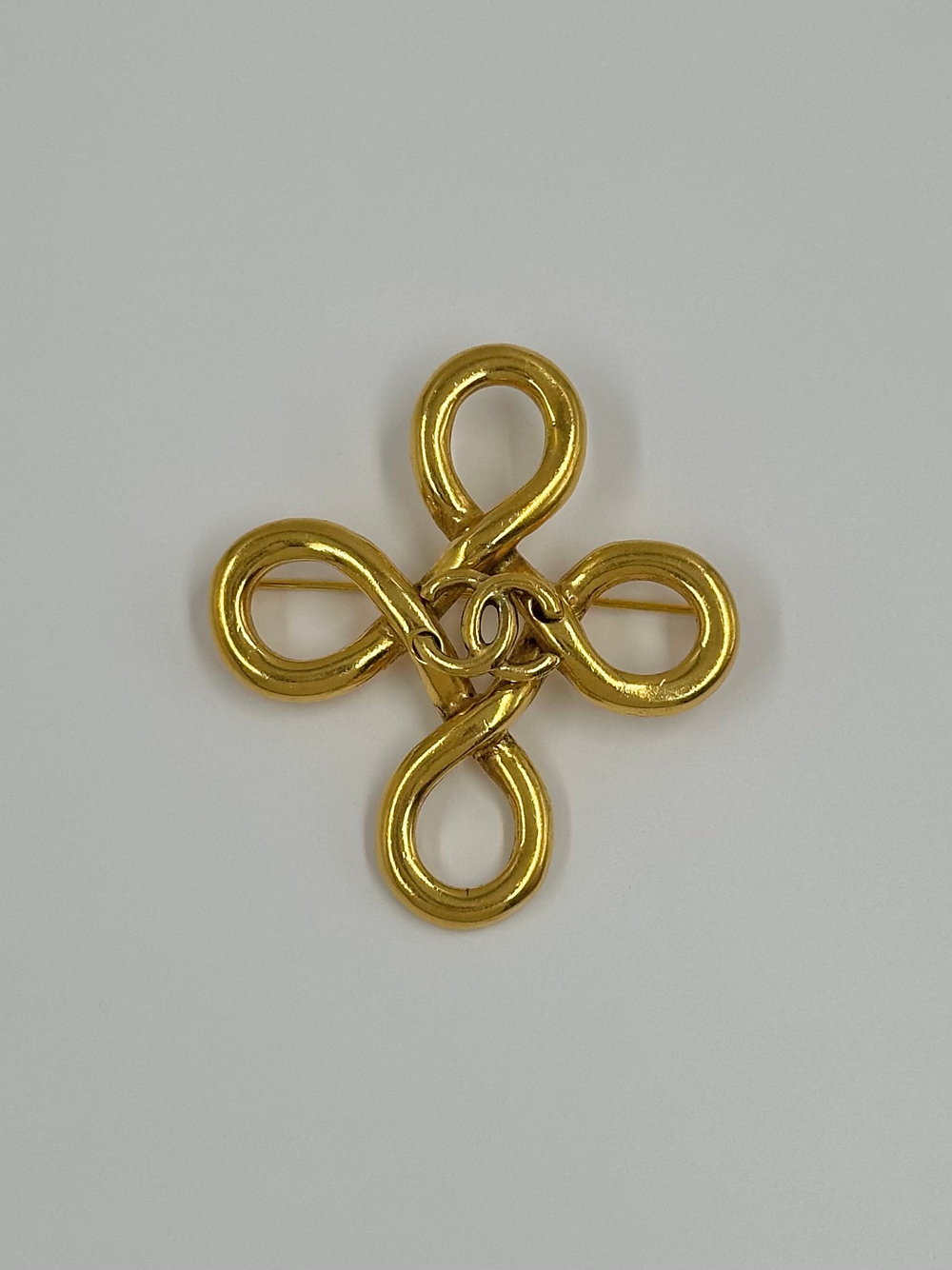 Брошь в виде креста Chanel