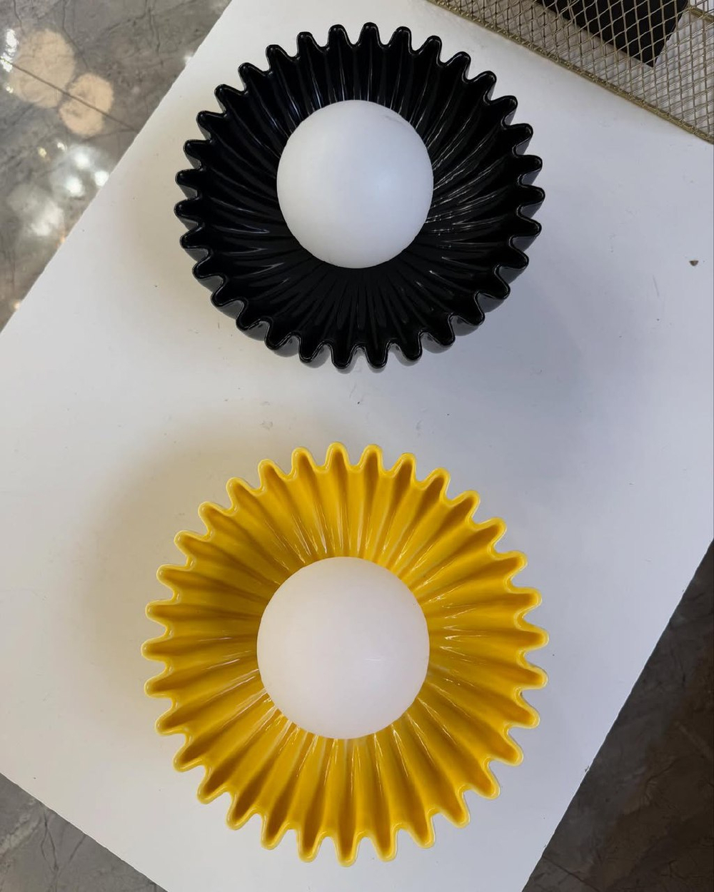 Керамические бра круглой формы в насыщенном тёмно-изумрудном и тёплом жёлтом цветах.