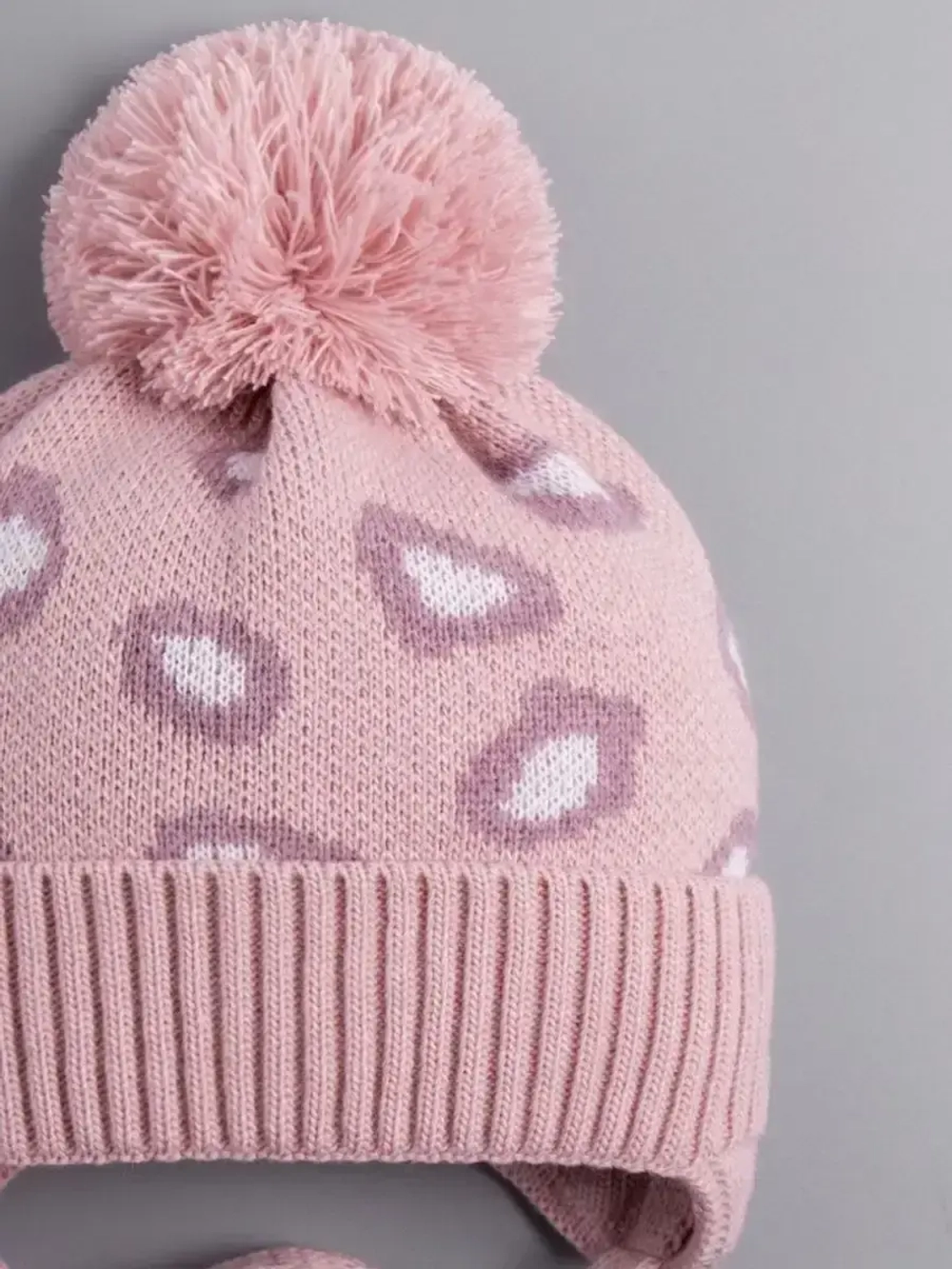 Шапка для девочки на завязках на осень