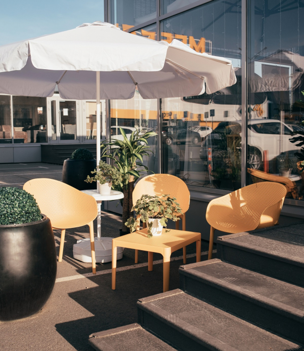 Столик пластиковый журнальный Siesta Contract Sky Side Table, желтый