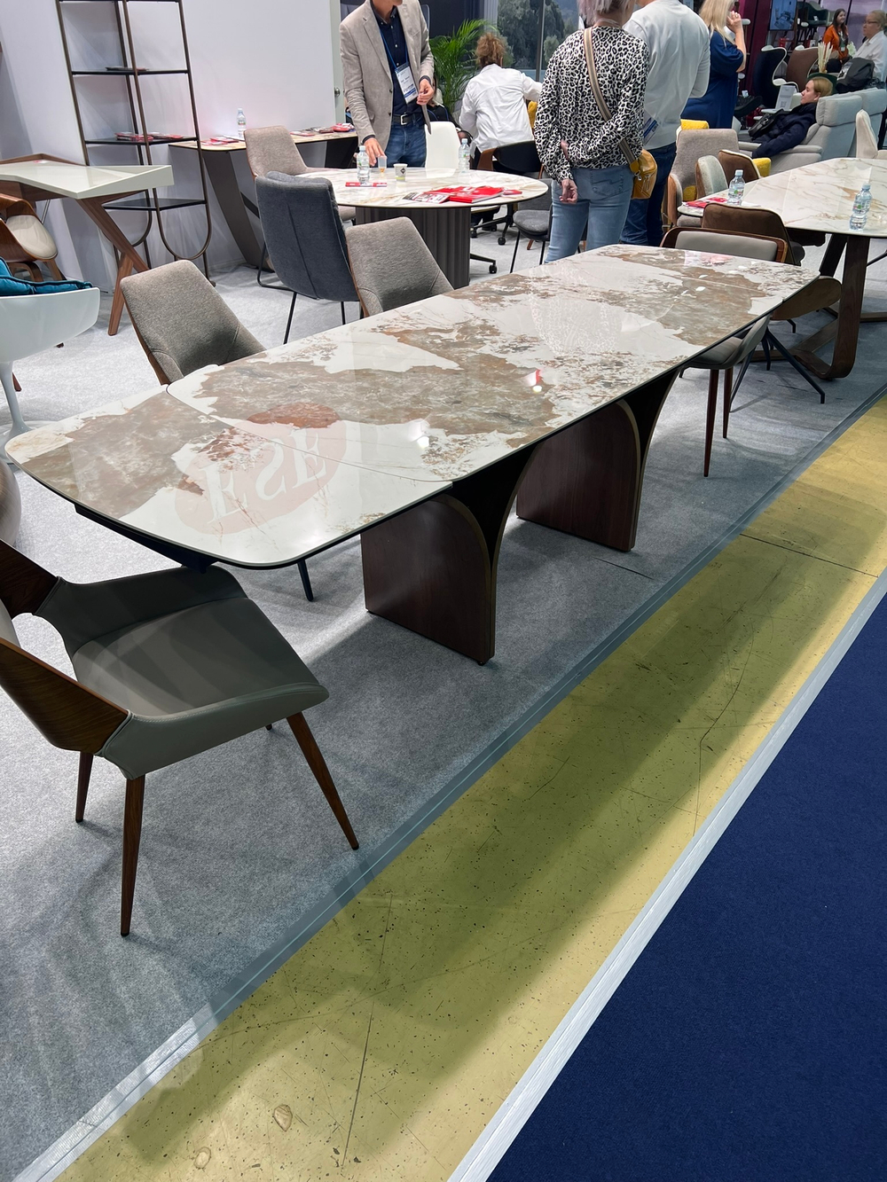 Стол DT2341 (180-260) белая глянцевая керамика/орех