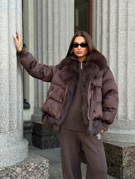 Короткий шоколадный пуховик с меховой отделкой