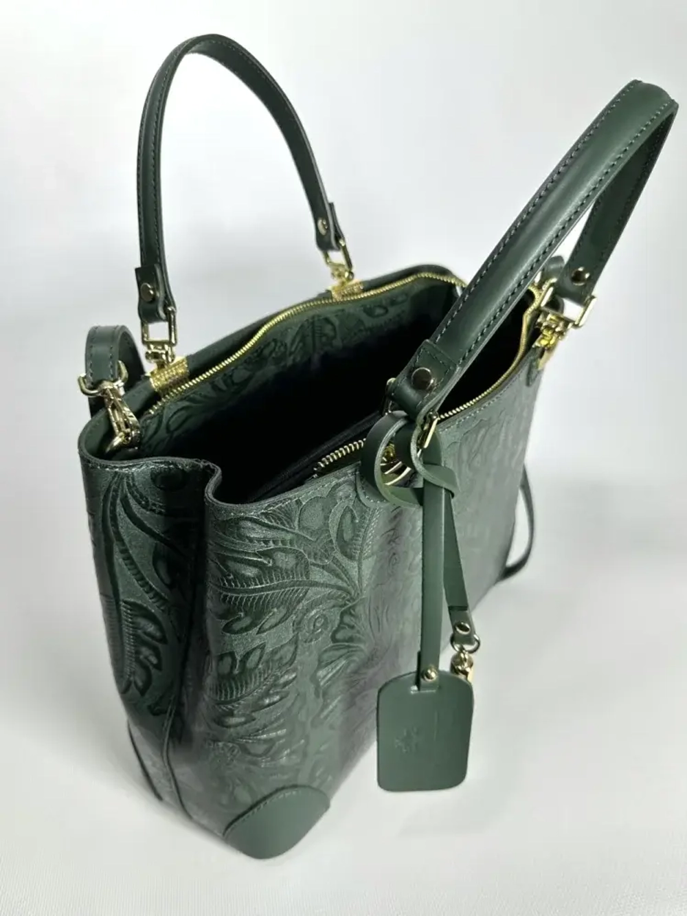 Женская форматная сумка из натуральной кожи зеленого цвета