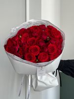 Букет из красных, кустовых пионовидных роз