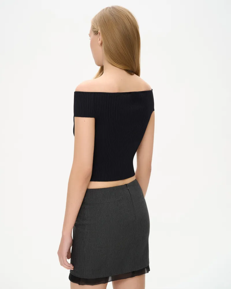 Топ трикотажный с открытыми плечами и короткими рукавами