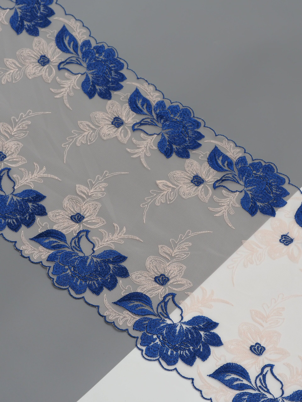 Вышивка на сетке серебристый пион с ультрамарином неэластичная ширина 25 см