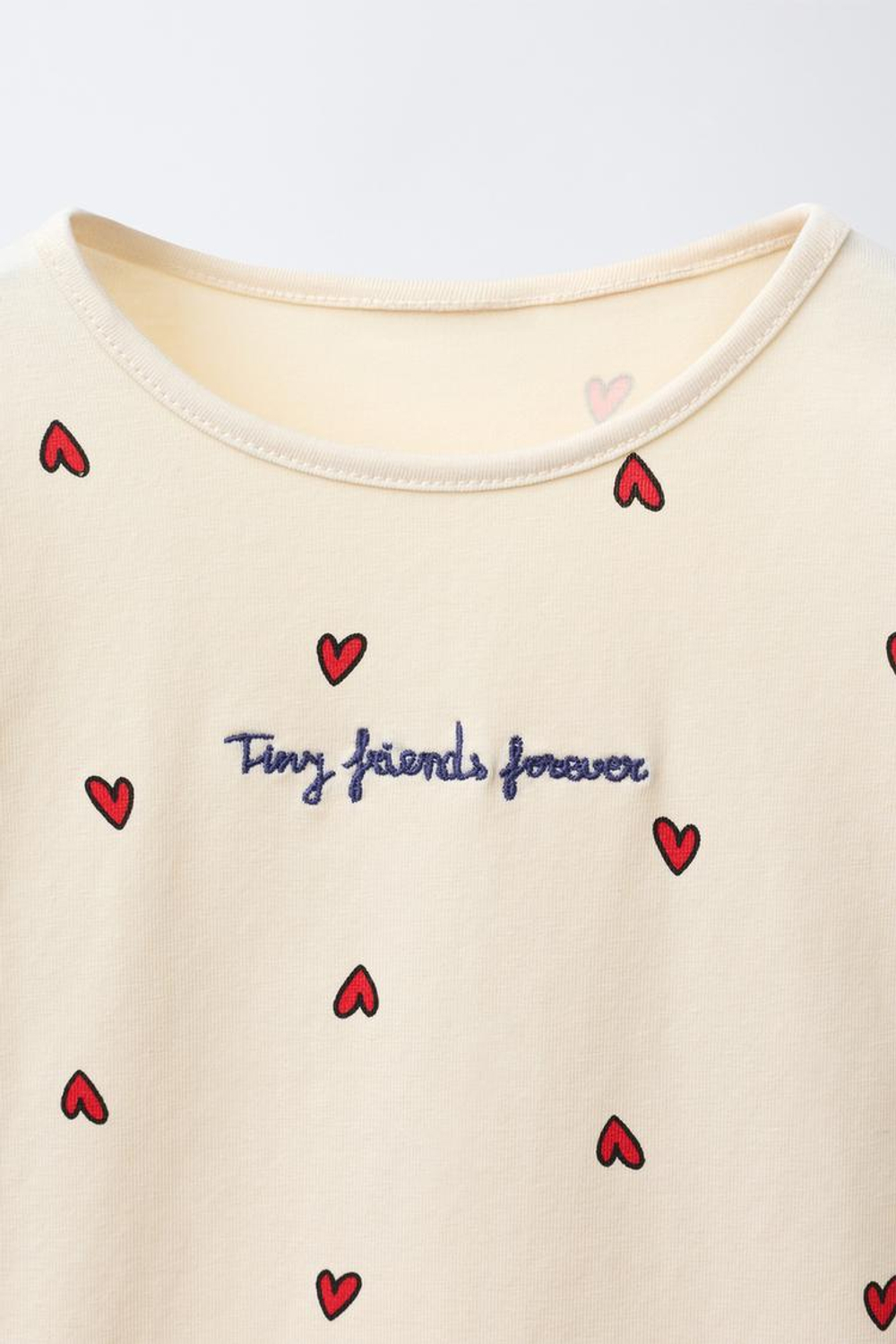 ZARA ФУТБОЛКА В ПОЛОСКУ С ВЫШИТЫМИ СЕРДЦАМИ, ЭКРЮ