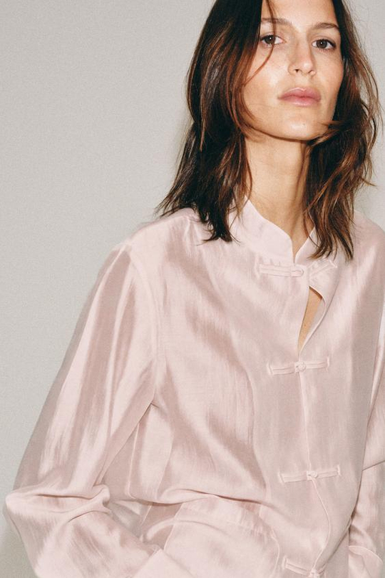 ZARA АТЛАСНАЯ РУБАШКА С ЗАСТЕЖКОЙ НА ПЕТЛИ ZW COLLECTION, ПАСТЕЛЬНО-РОЗОВЫЙ