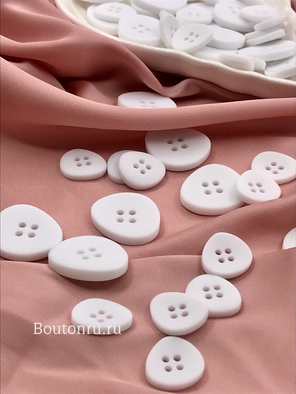Пуговицы белые на прокол неровной формы