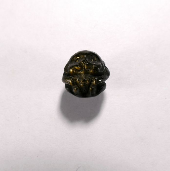 Бусина из обсидиана золотого, фигурная, шар резной 15 мм (Восточный гороскоп &quot;Обезьяна&quot;)