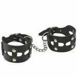 Черные кожаные наручники Цезарь с цепочкой на карабинах (Цвет: черный)