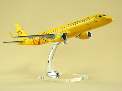 Модель самолета Embraer 195 (М1:100, Саратовские Авиалинии)