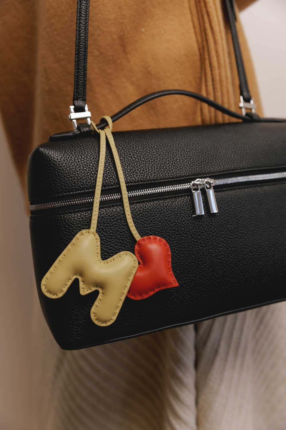 Брелок LOVE ягодного цвета