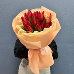 Букет свежих красных тюльпанов