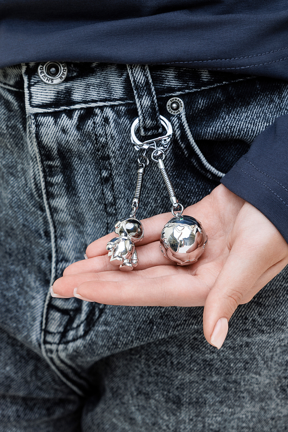 Обвес большой из серебра со вставкой из выращенного сапфира