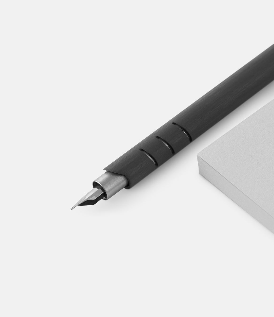 Lucio Rossi Ultra — перьевая ручка из карбона