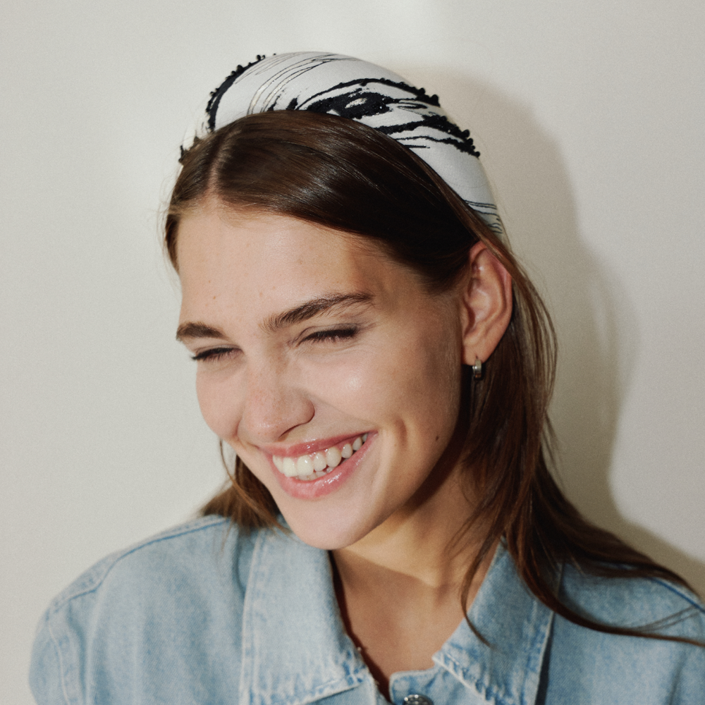 Ободок с принтом расшитый черным бисером