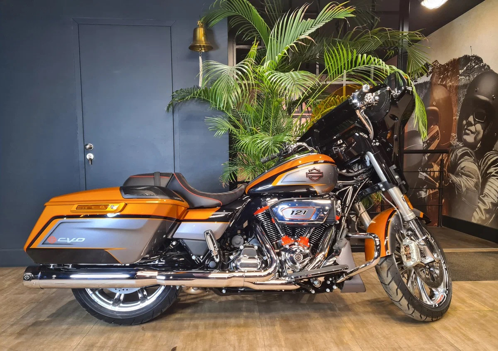 CVO Street Glide "Torched Orange CVO Tri-Tone" (2026)