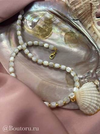 Колье из натурального перламутра с подвеской в форме ракушки
