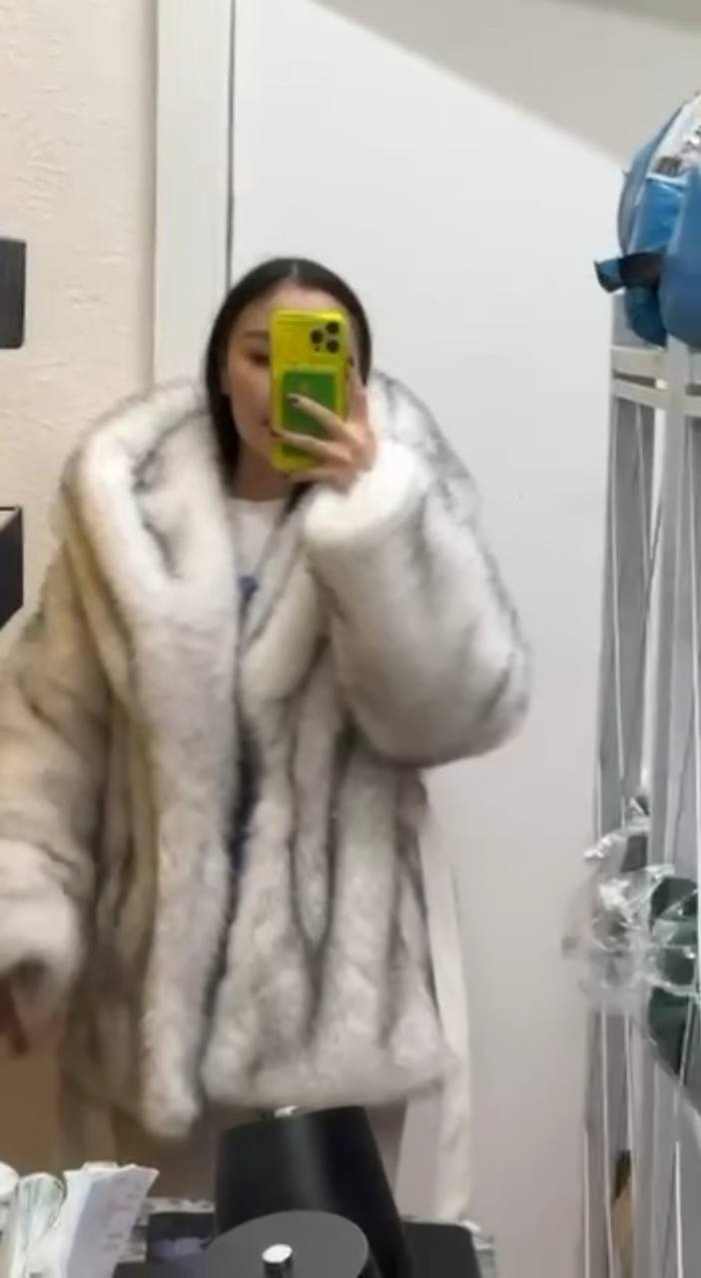 Женская шуба с кожаным ремнем