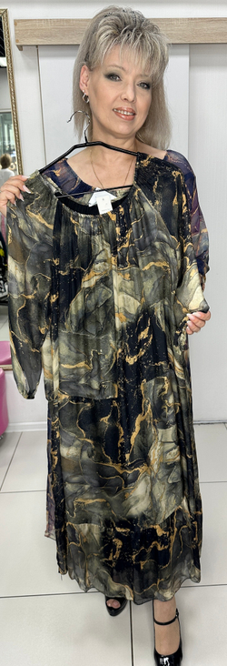 Нарядное двойное платье с красивым вырезом декольте